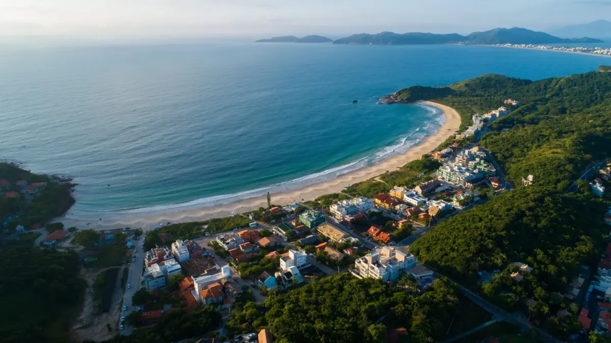 Praia de Quatro Ilhas 4. Foto Divulgacao Setur Bombinhas scaled 1 2000x1123